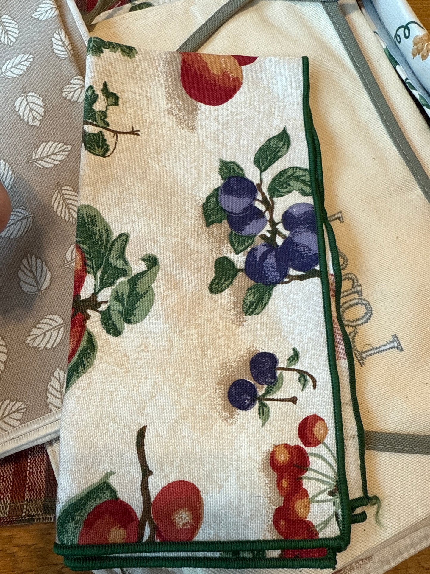 Longaberger fruit medley napkin with green trim