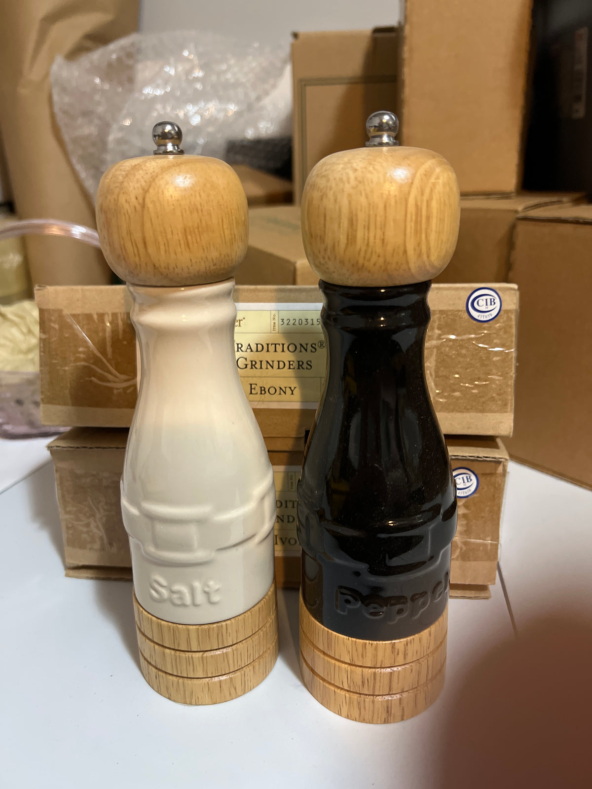 Longaberger salt and pepper grinders ebony/ ivory (may not be in original box)