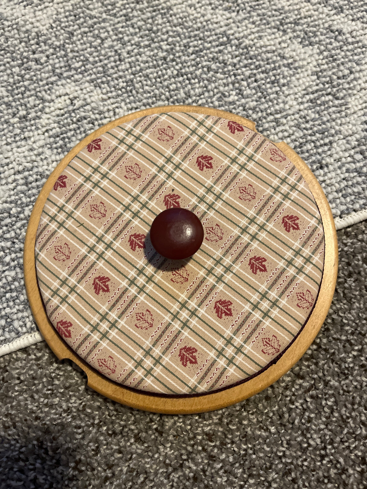 8” round lid with leaf design