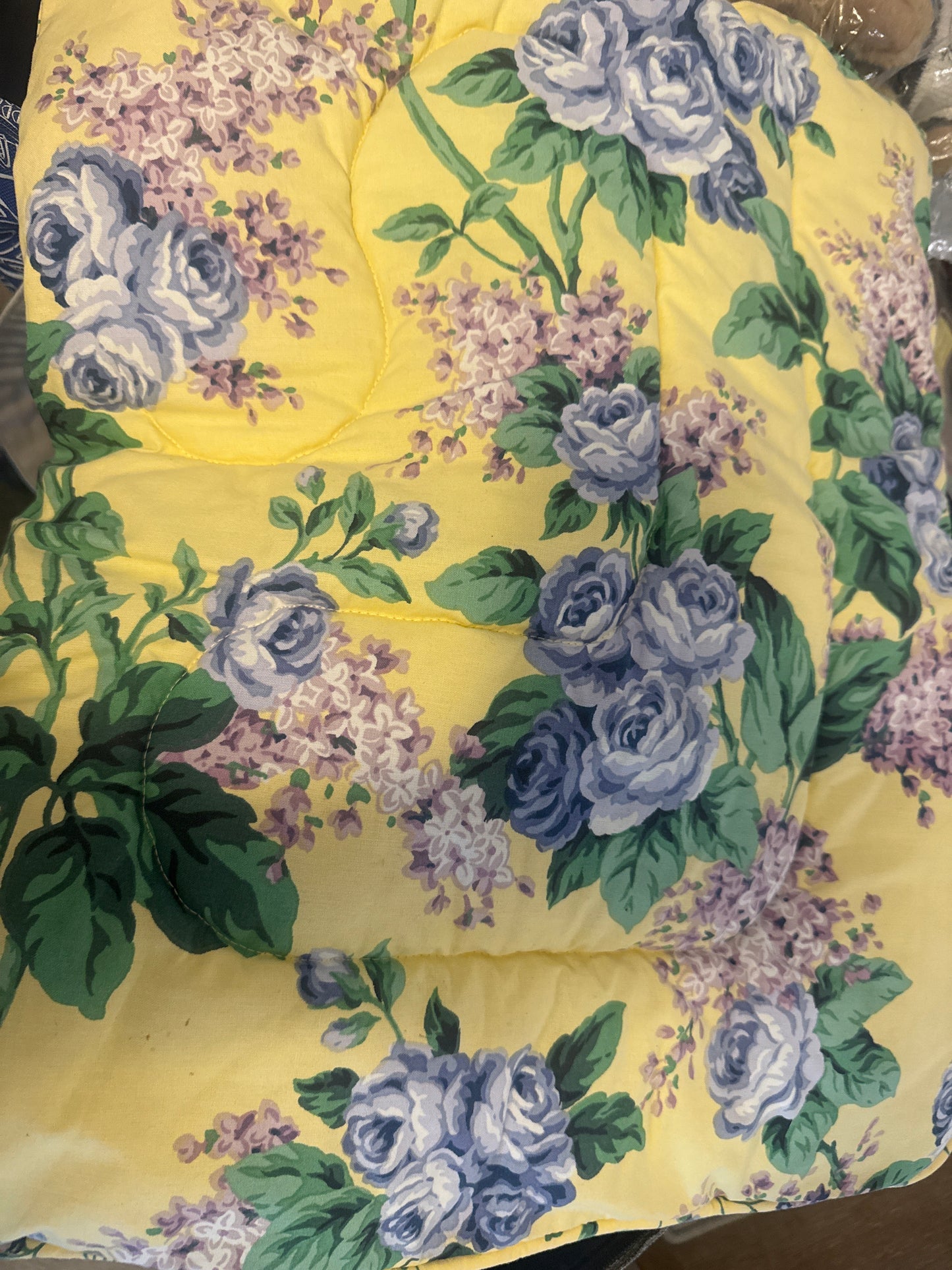 Comforter sample 18x21 in yellow vine