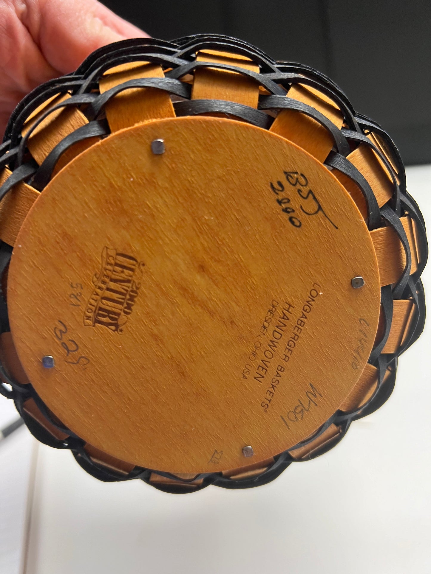 Longaberger 2000 unbeelievable basket with liner, protector & tie on