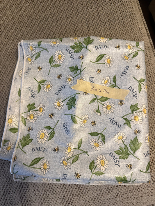 Longaberger 36x36 fabric square in daisy