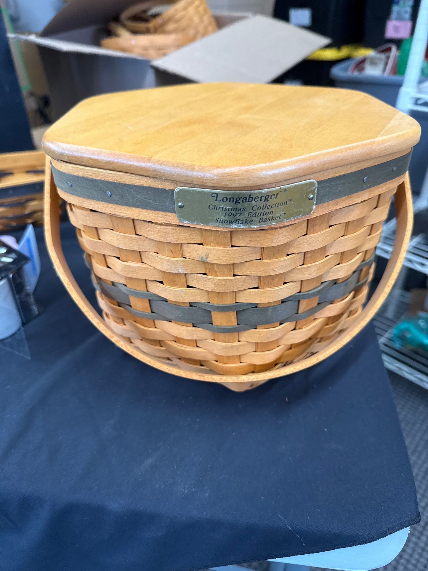 Longaberger 1997 snowflake basket with lid, liner, divided protector
