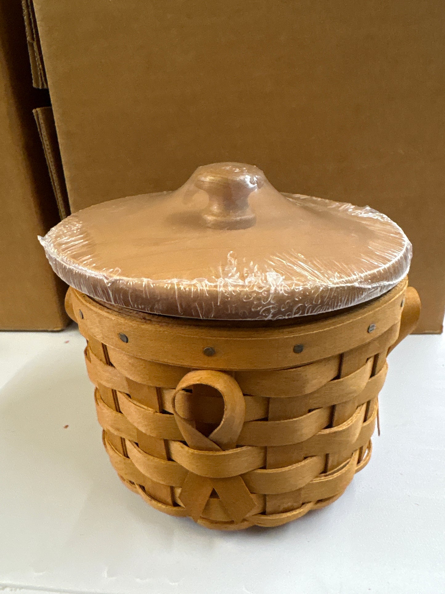Longaberger 2006 horizon of hope basket with lid