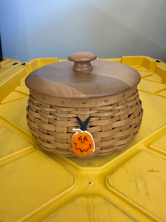 Longaberger 2004 Halloween basket with tie on and lid