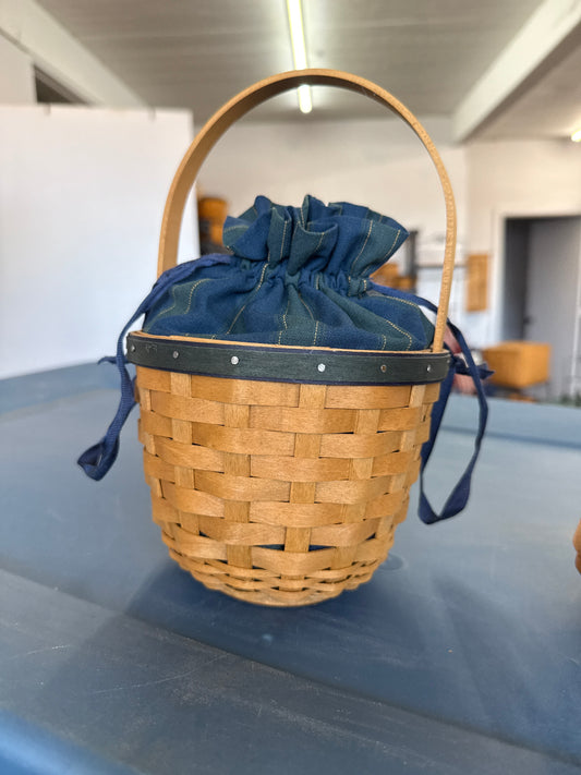 Longaberger 2004 collector’s club renewal basket with liner and protector