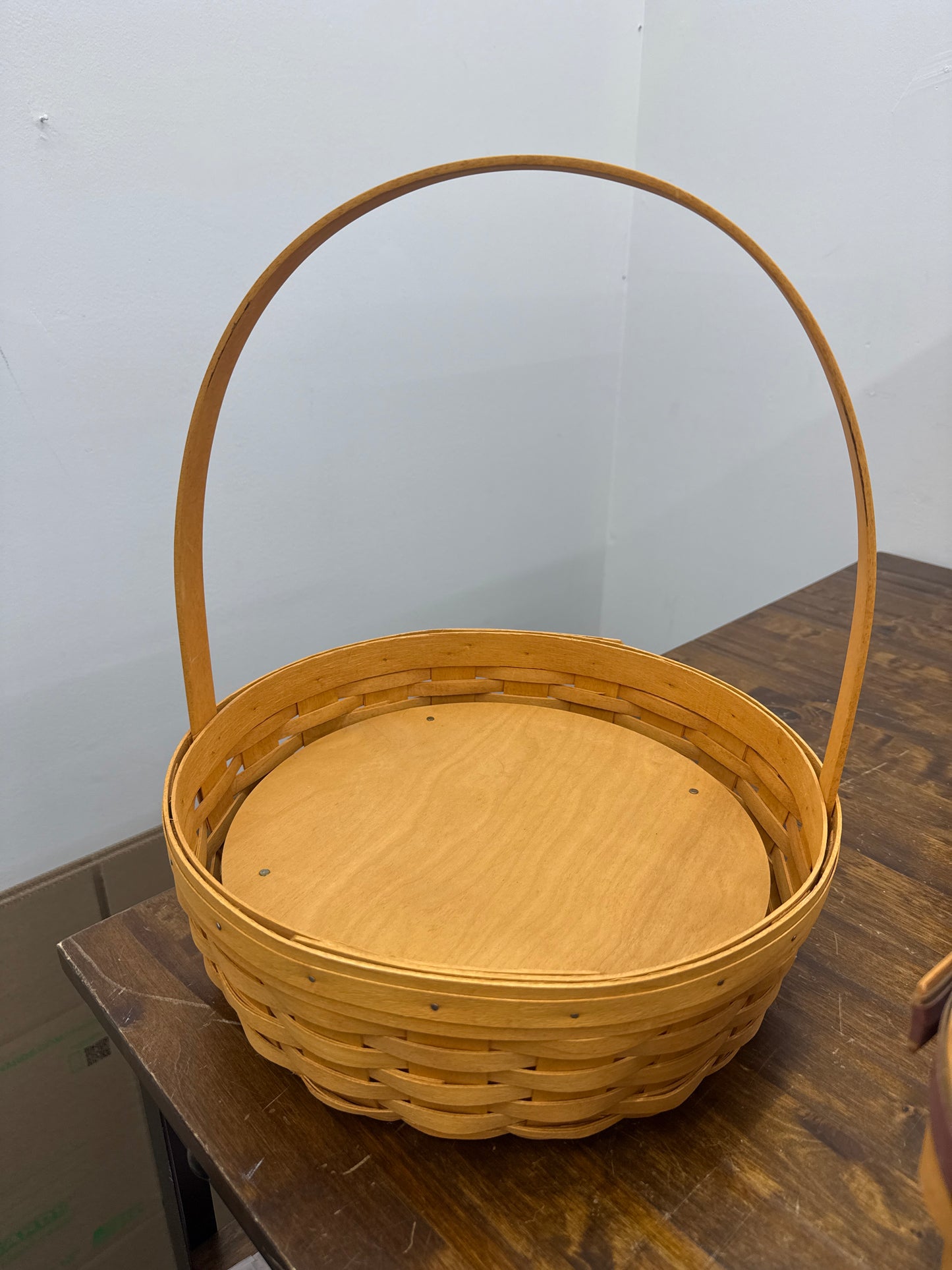 Longaberger 2000 Easter basket with riser