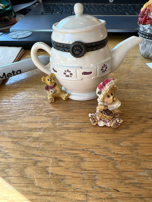 Longaberger Boyd’s bear treasure box teapot.