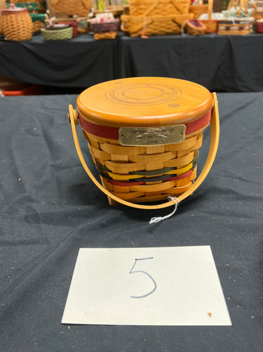 Longaberger 1998 sales award basket with lid & protector