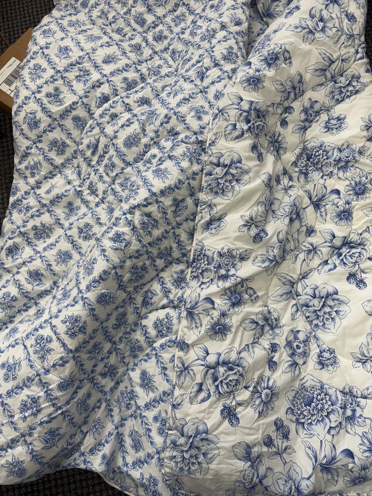 Longaberger queen bedspread in cottage trellis