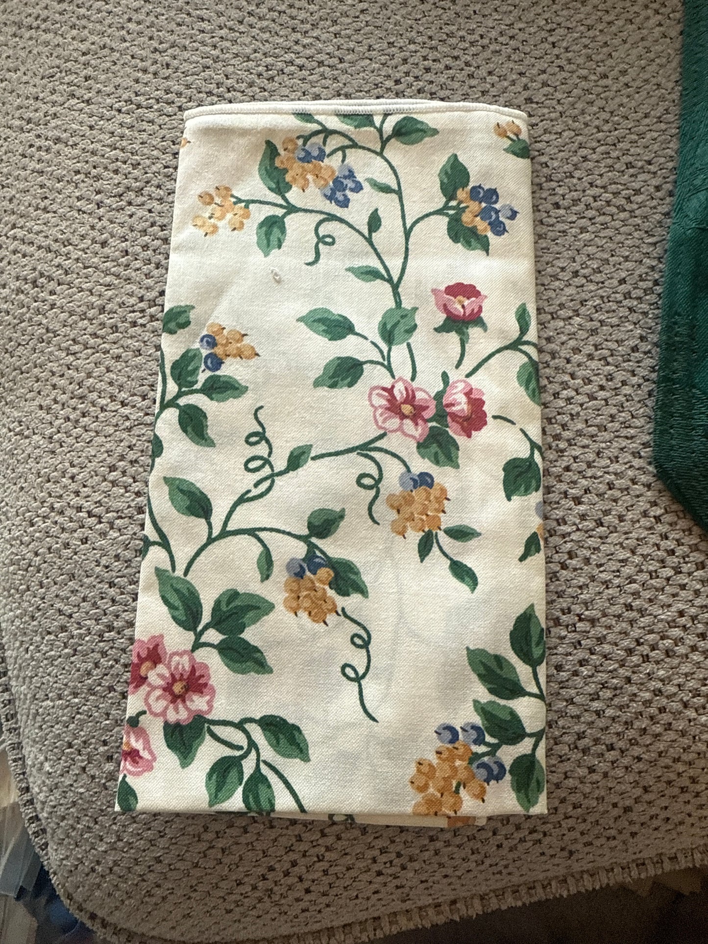 Longaberger single napkin in white vine