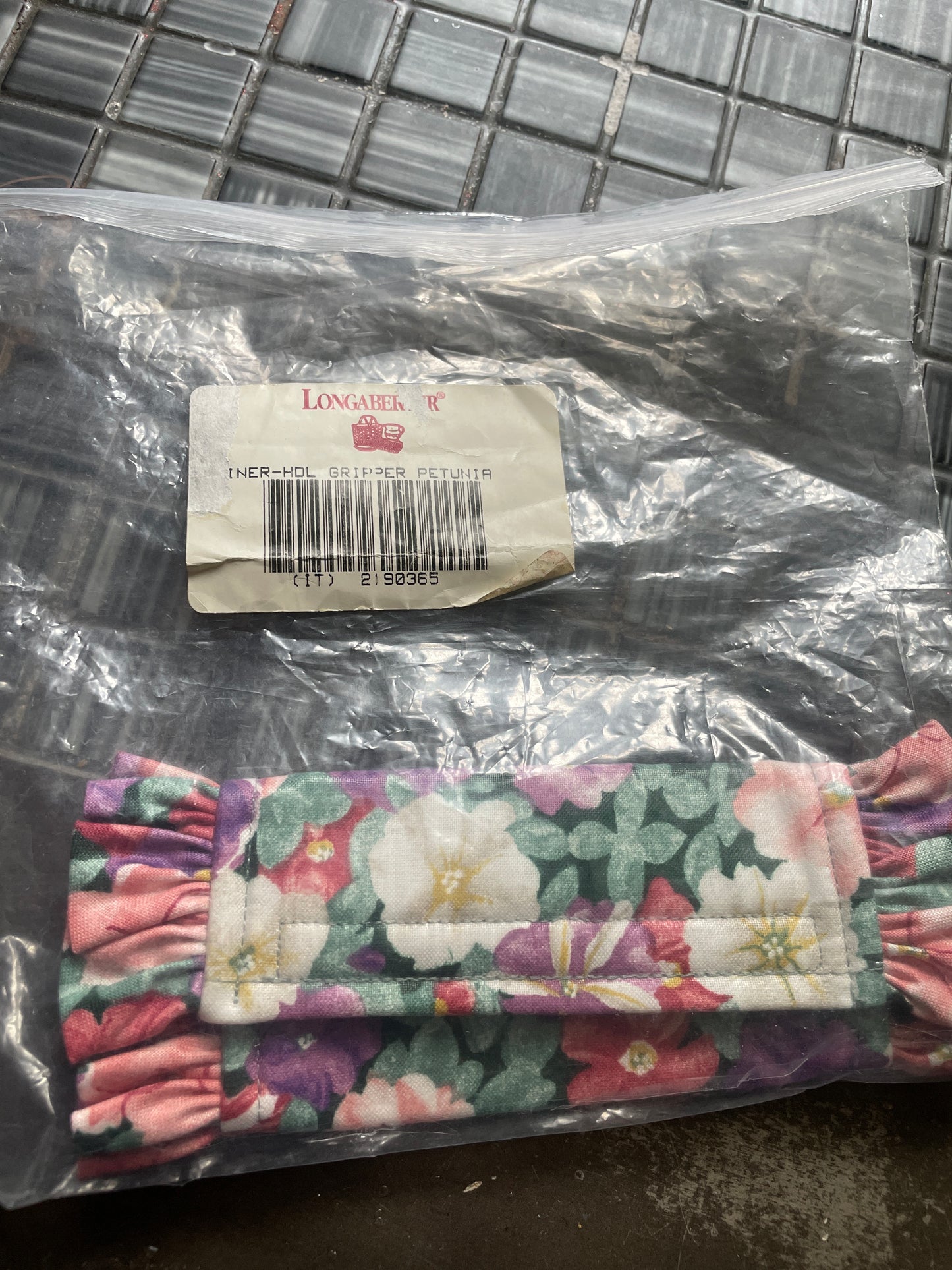 Liner handle gripper petunia