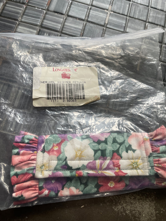 Liner handle gripper petunia