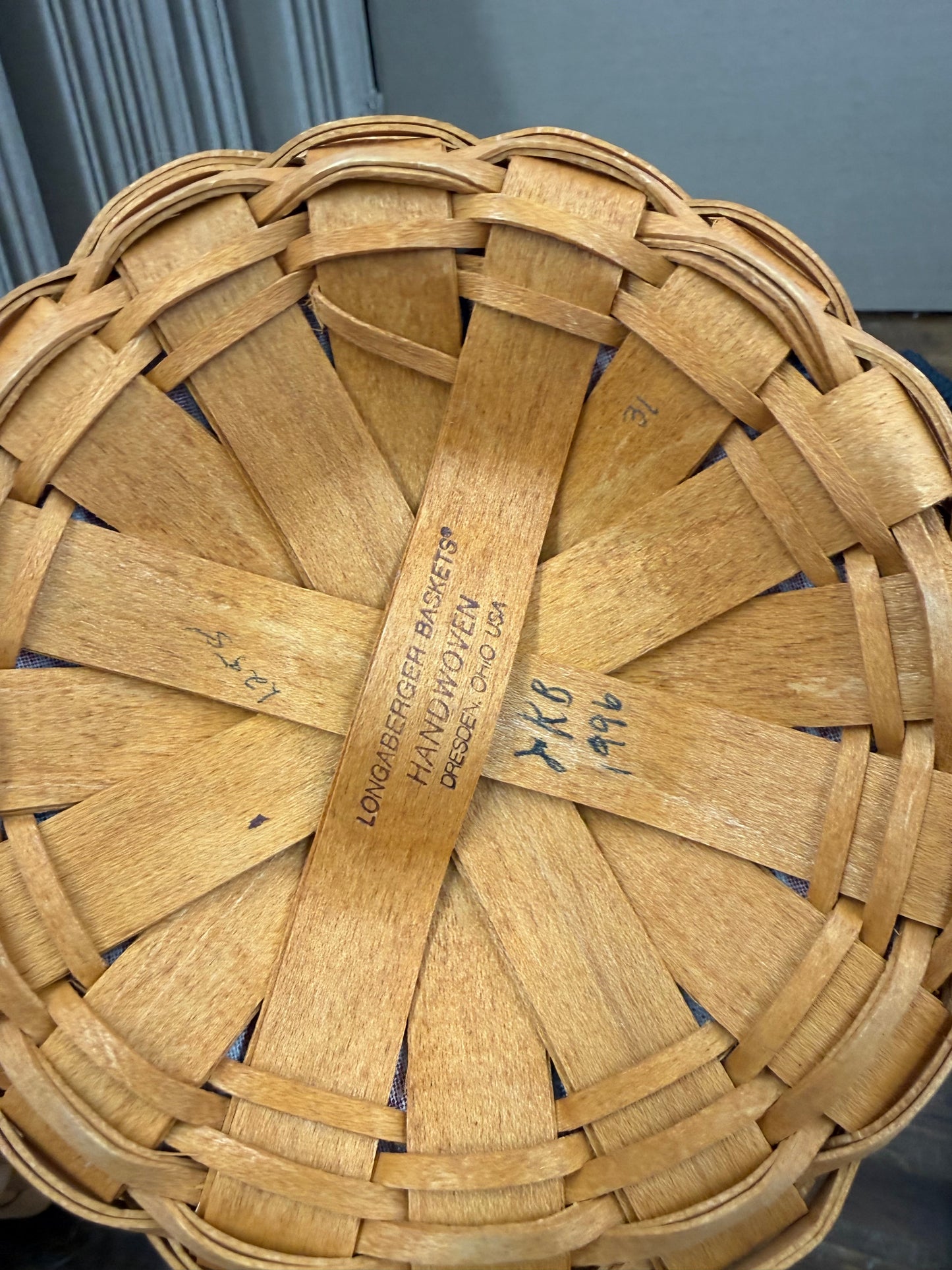 Longaberger 1996 inaugural basket with liner, protector, and tie on