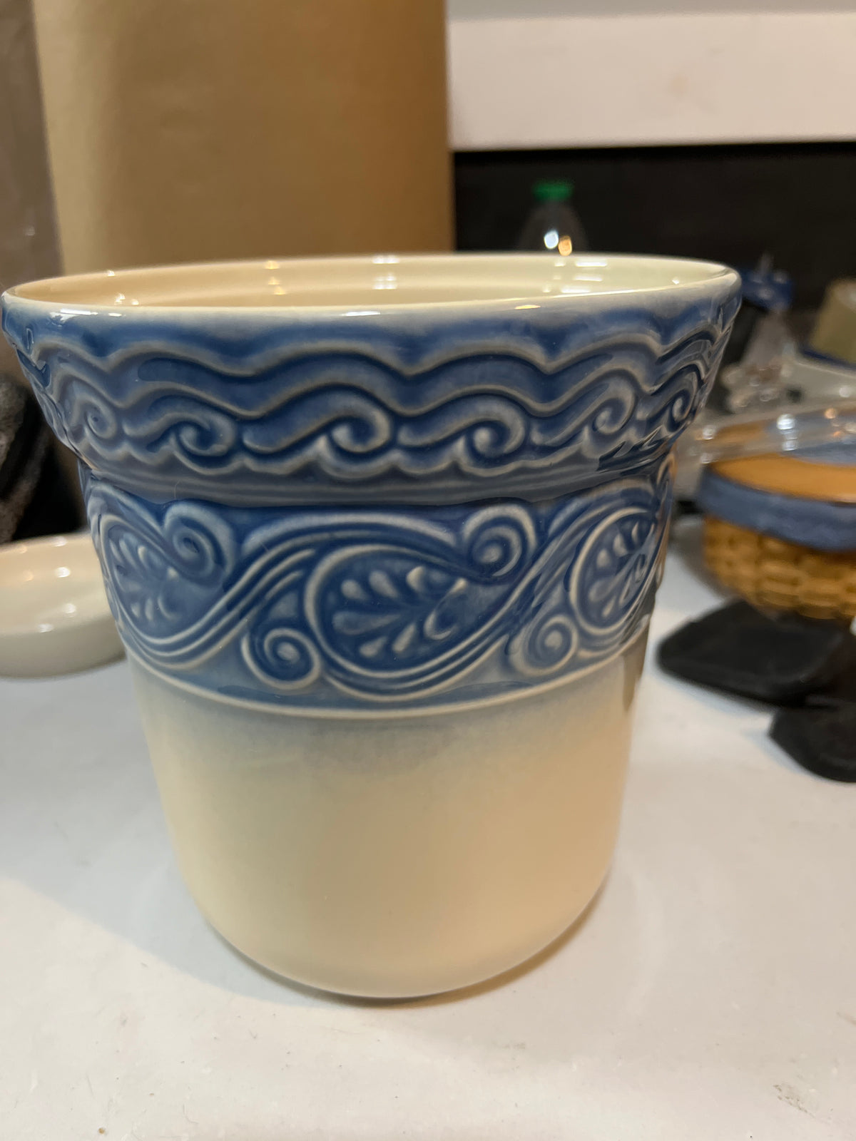 Longaberger American craft 2 quart croc in light cornflower