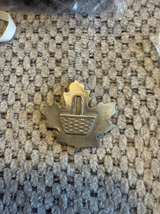 Longaberger basket/leaf