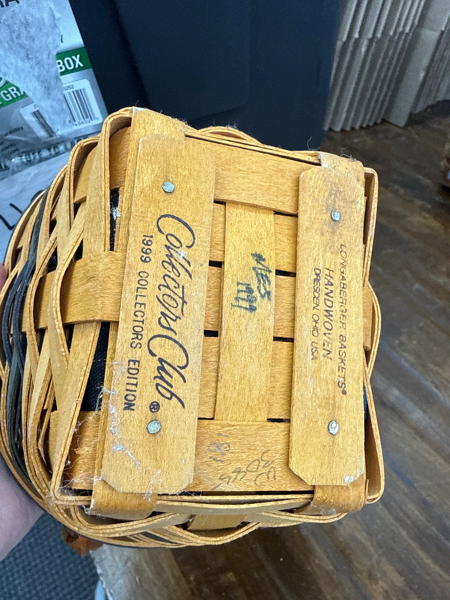 Longaberger 1999 collector’s club renewal basket with liner and protector (protector is a little dusty)