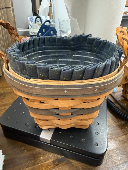 Longaberger 1999 collector’s club renewal basket with liner and protector