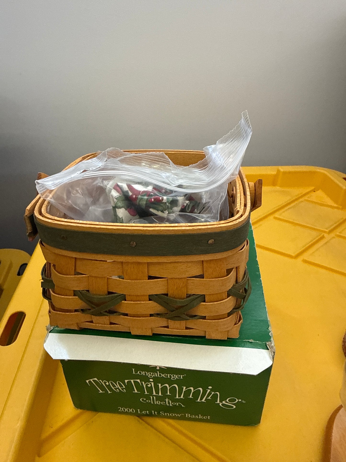 Longaberger 2000 let it snow basket with liner, protector, and tie on