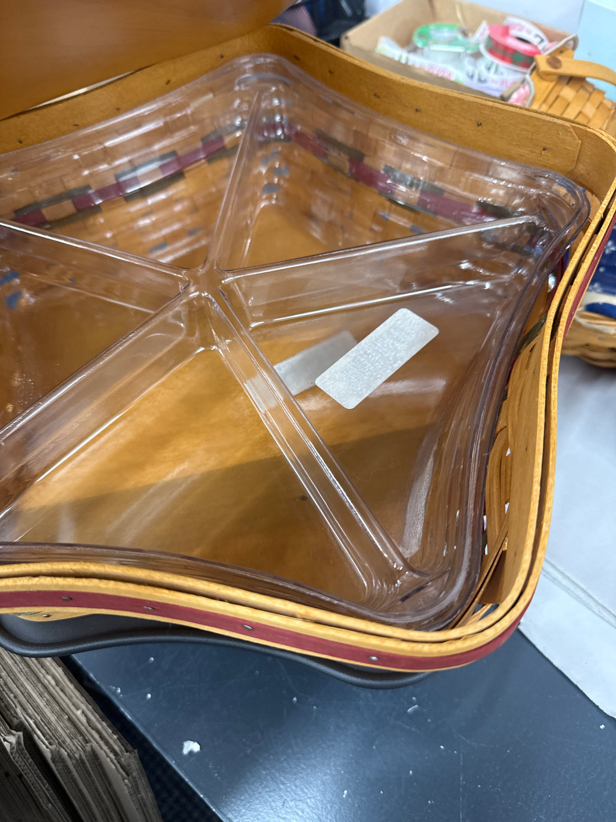 Large star basket with lid, double protector and wrought iron stand