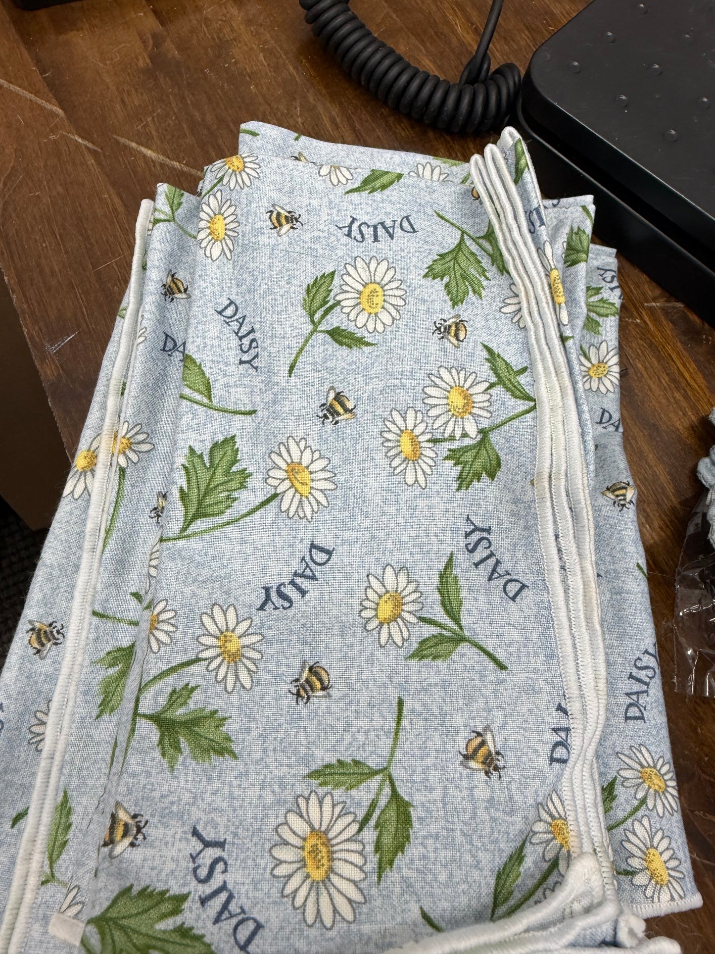 Longaberger set of 2 napkins in daisy
