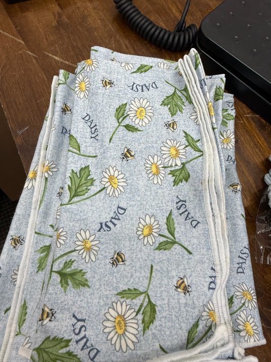 Longaberger set of 2 napkins in daisy
