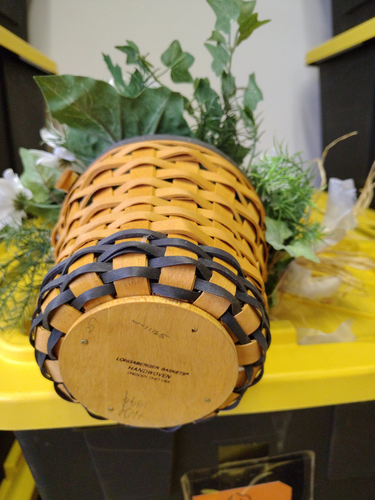 Longaberger Daisy basket with protector and flowers