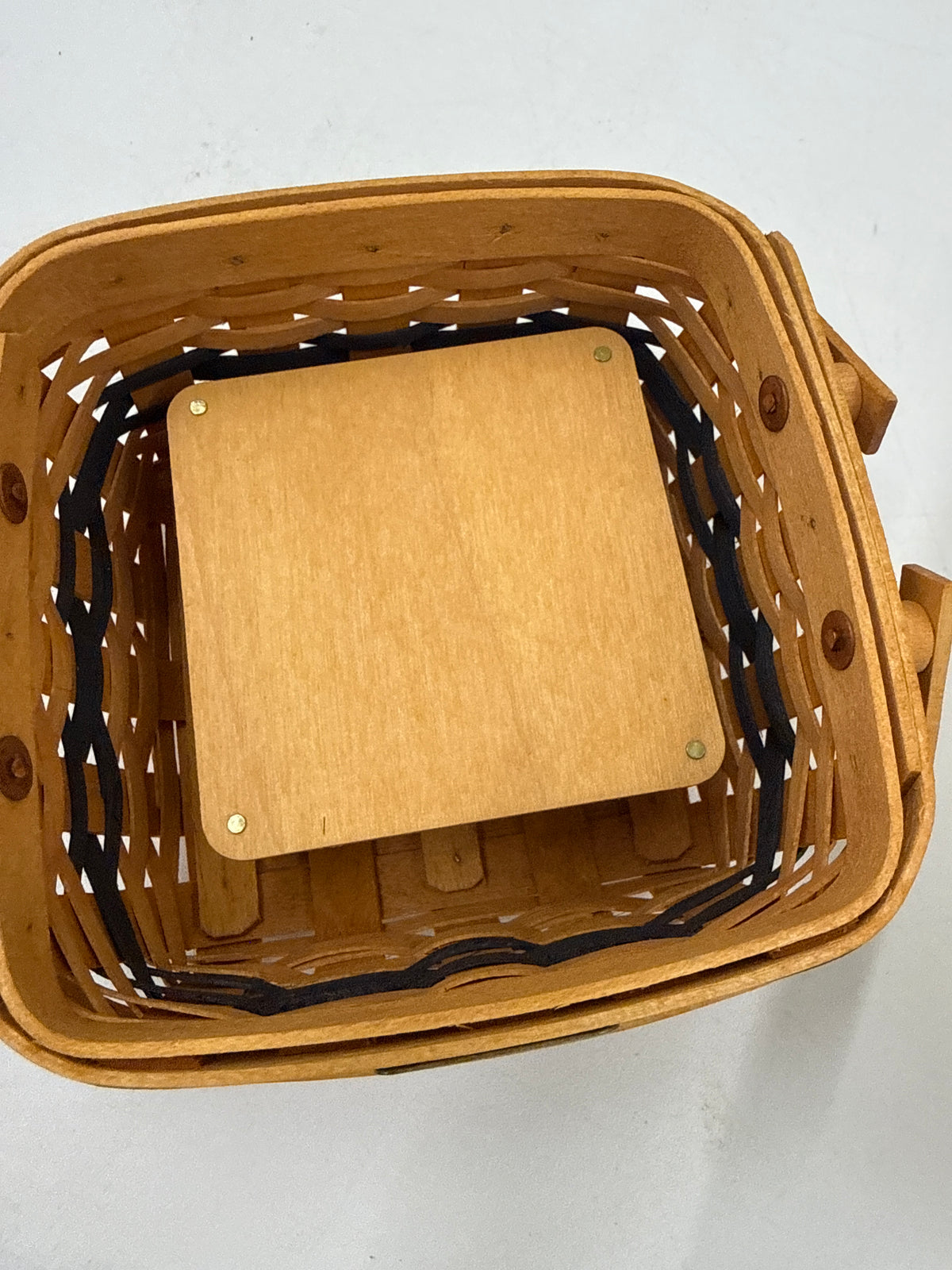 Longaberger 2003-2003 edition mini cake basket with lid and riser