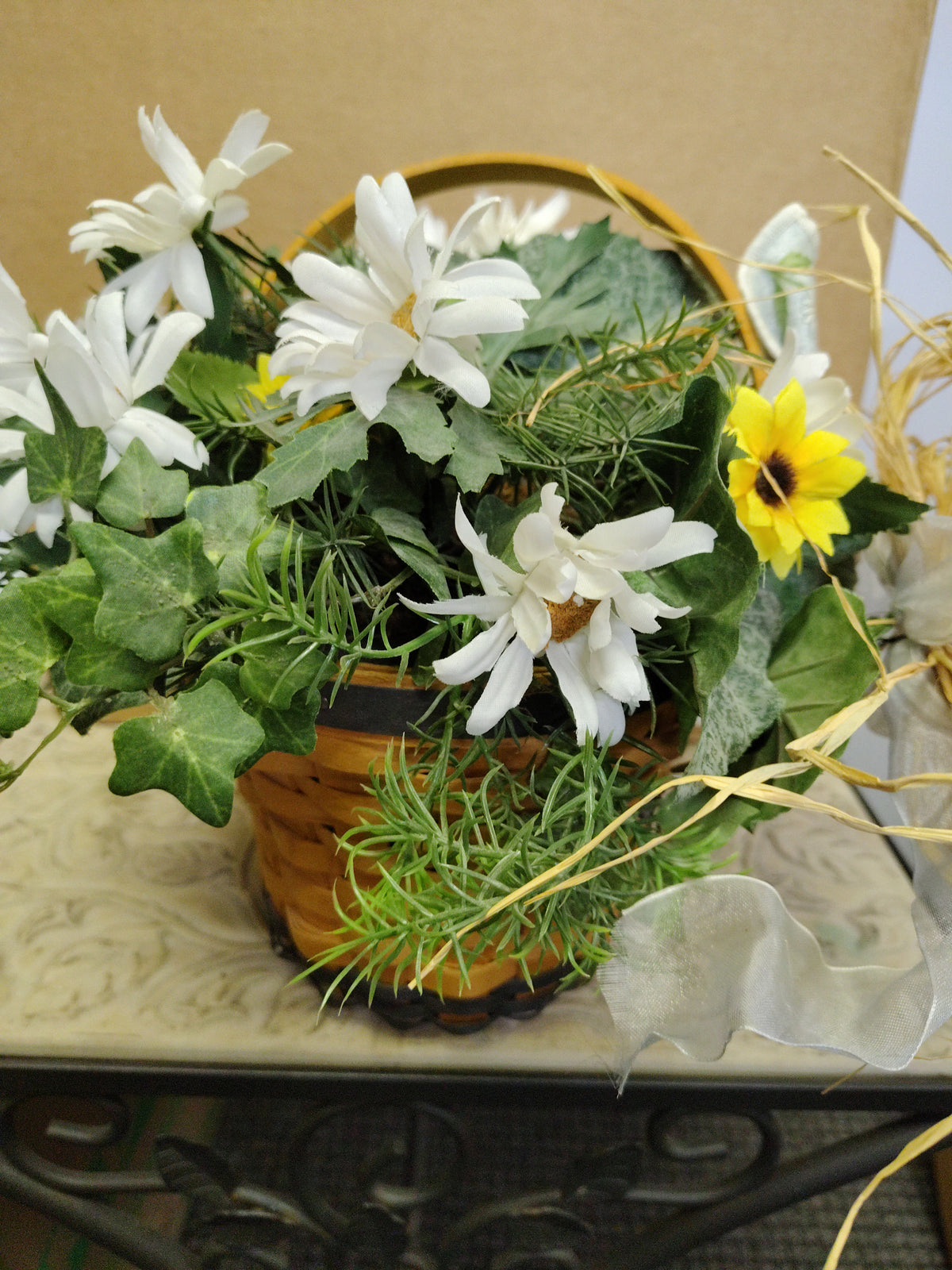 Longaberger Daisy basket with protector and flowers