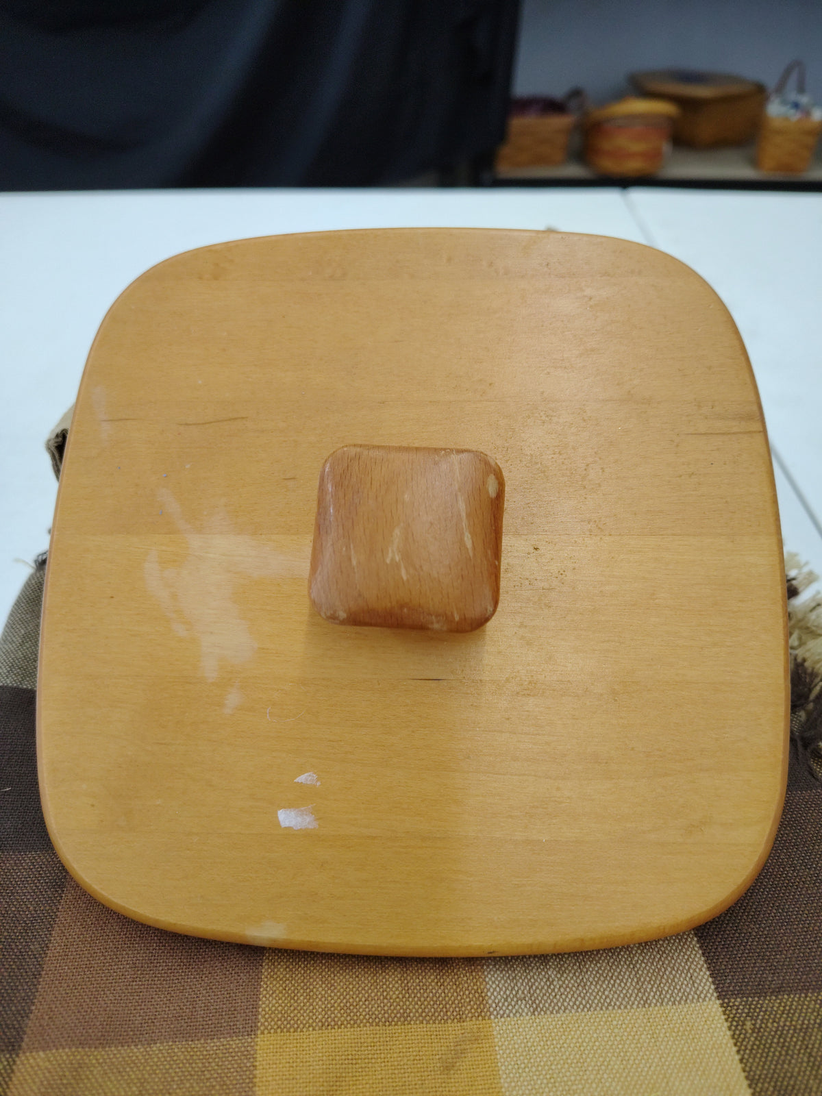 Longaberger medium spoon 6.5x6.5 lid. Has discoloration and scratches on knob