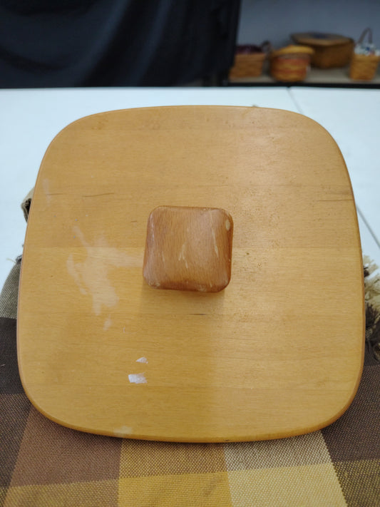 Longaberger medium spoon 6.5x6.5 lid. Has discoloration and scratches on knob
