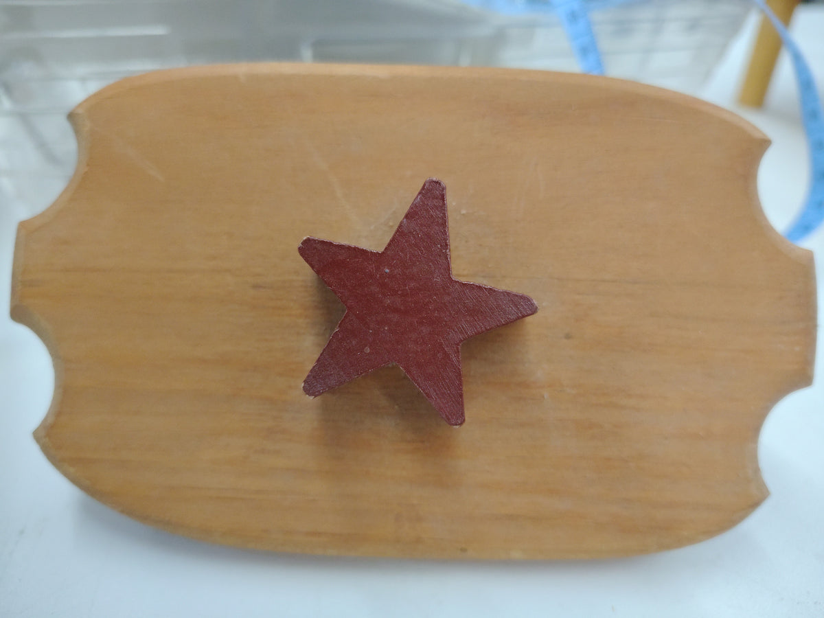 Homestead 6x3 5" lid with red star
