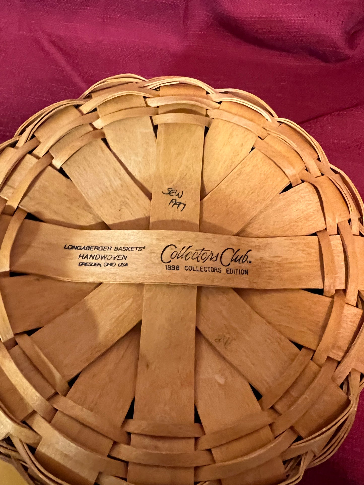 Longaberger Collectors Club 1998 renewal basket with liner & protector