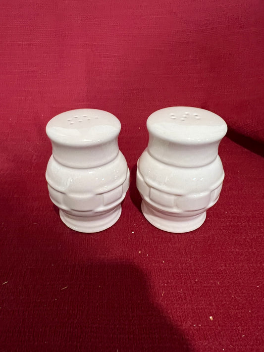 Longaberger salt & pepper shaker in ivory